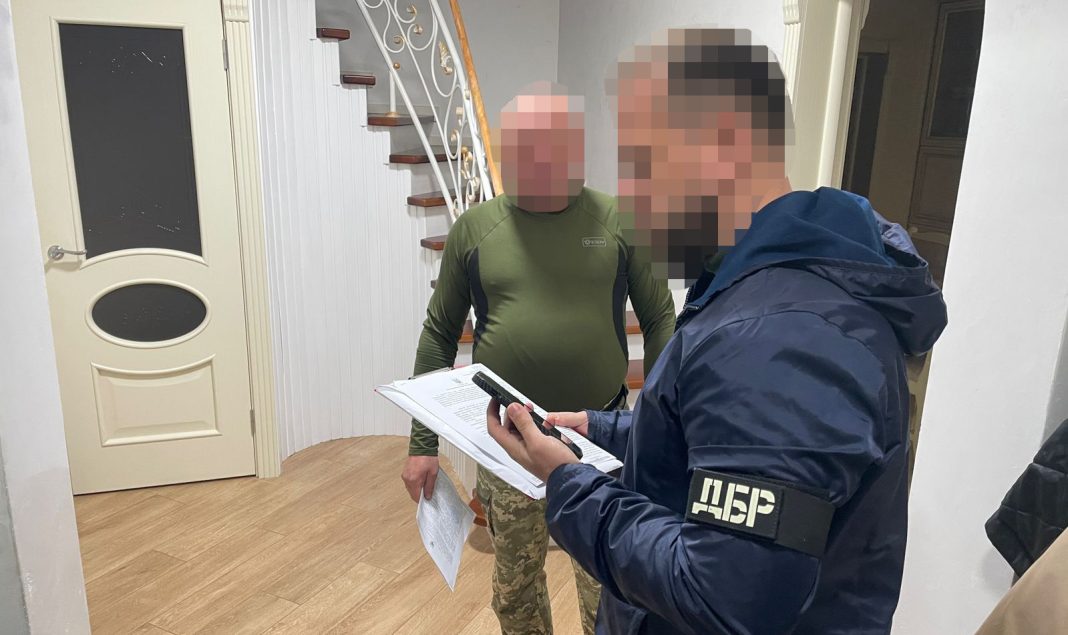 ДБР: Офіцер направив військових класти бруківку та встановлювати пам’ятники біля Львова