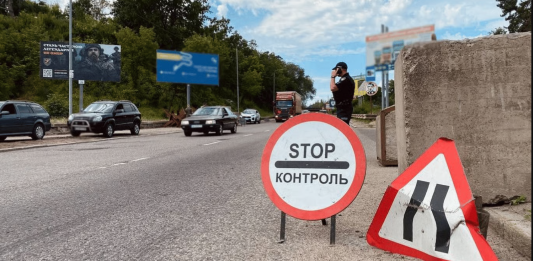 Водій фури збив двох військових на блокпосту в Одеській області – вони загинули