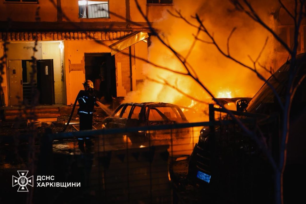 РФ атаковала в Харькове многоэтажку, автомобили и