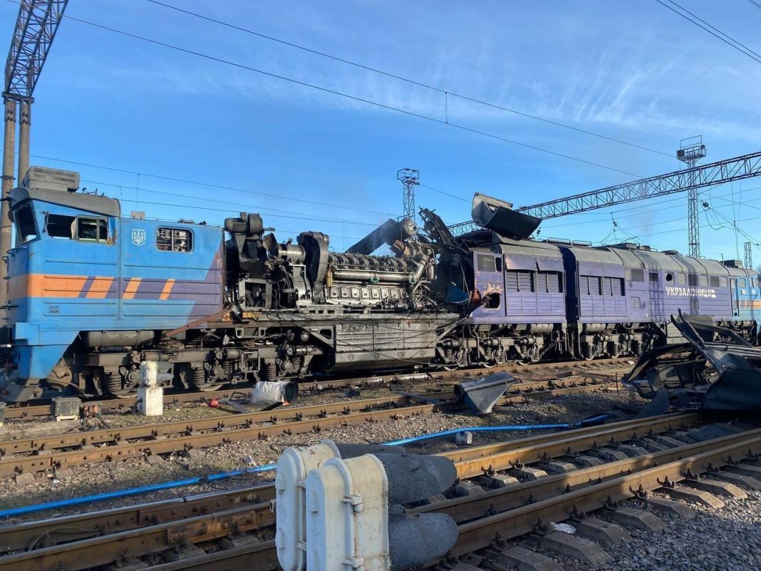 Росіяни завдали ударів по залізничній інфраструктурі в кількох регіонах, пошкоджено локомотиви – фото