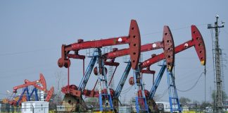 Цены на нефть снижаются из-за переговоров Ирана и Омана