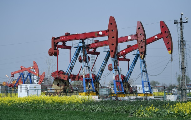Oil prices are falling due to negotiations between Iran and Oman.