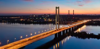 Russia attacks bridges across the Dnipro in Kyiv: Transport links between the banks are restricted kyiv dnipro river bridges